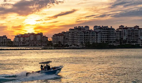 Lüks motorlu tekne yatı. Yat marinaya gidiyor. Tekne ve yat gezisi. Lüks bir yaşam tarzı. Fisher Adası 'nda lüks bir binada yat. Yaz tatili. Fisher Adası Binası. Deniz tatili.
