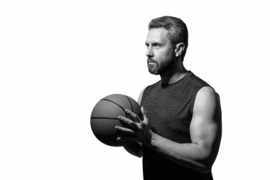 Basketbolcu adam profesyonel oynuyor. Basketbol topu olan adam. Profesyonel basketbolcu eğitimi beyazda izole edilmiş. Kaslı adamın spor motivasyonu var. Spor ve hobi. Oyuncu istatistikleri.