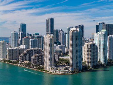 Florida, Brickell Key 'den Miami' ye. Şehir merkezinde bir gökdelen. Şehir manzarası silüeti. Miami 'deki Brickell binası. Gökdelen mimarisi olan Brickell Skyline. Şehir silüeti.