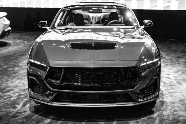 New York City, ABD - 27 Mart 2024 Ford Mustang Mach 1 spor arabası New York Uluslararası Otomobil Fuarı, ön manzara.