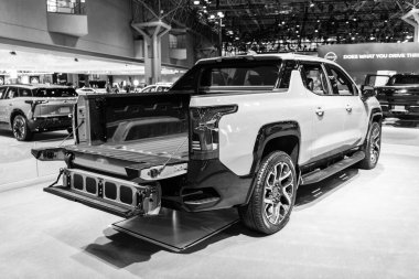 New York City, ABD - 27 Mart 2024 Chevrolet Silverado EV elektrikli beyaz kamyonet New York Uluslararası Otomobil Fuarı 'nda, nadir görülen manzara.