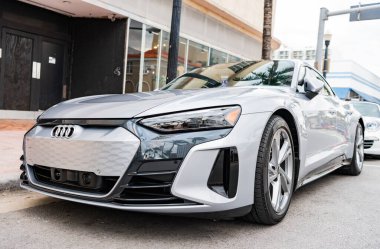 Miami, Florida, ABD - 17 Kasım 2024: Audi e-Tron GT 2022 elektrikli araba. Audi e-Tron GT tipi lüks elektrikli araba. Audi e-Tron 'un arabası dışarıda park edilmiş. Audi e-Tron elektrikli araba, alçak görüş.