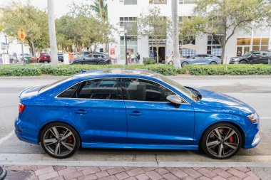 Miami, Florida, ABD - 05 Aralık 2024 Audi RS3 Sport Hatchback otomobili. Audi RS3 'ün lüks arabası. Audi RS3 'ün arabası dışarıda park edilmiş. Audi RS3 mavi renk, kenar görünüm.