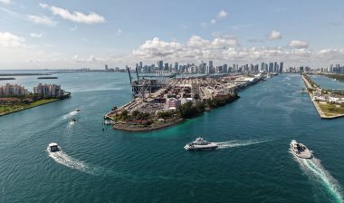 Miami, Florida - 4 Şubat 2025: kargo konteynırı. Miami Limanı. Konteynır yükleniyor. İhraç ve ithalat. Kargo işi. Miami limanında konteynırlı kargo hizmetleri, ulaşım.