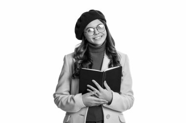 Sonbahar ders çalışma zamanıdır. Eğitim ve bilgi. Okul okuma eğitimi. Okula dönelim. Sonbahar kızı okul kitabını okudu. Üniversite öğrencileri için eğitim. Genç kız kitap okuyor. Zevk için okumak.