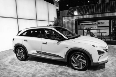 New York City, ABD - 27 Mart 2024: 2019 Hyundai NEXO elektrikli taşıt New York Uluslararası Otomobil Fuarı, yan görüş.