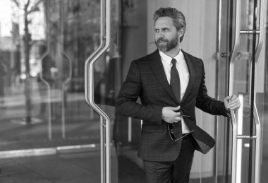 İş adamı. Başarılı bir iş adamı ofise giriyor. Ofis kapısında olgun bir girişimci. Takım elbiseli Amerikalı işadamı ofis binasını terk ediyor. CEO ofise giriyor. Reklam..