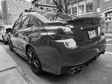 New York City, ABD - 20 Mart 2024: 2018 Subaru WRX açık havada park edilmiş spor araba, nadir manzara.