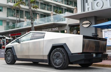 Miami, Florida, ABD - 06 Aralık 2024 Tesla Cybertruck elektrikli kamyonet vagonu. Tesla Cybertruck 'ın elektrikli arabası. Tesla Cybertruck 'ın arabası dışarıda park edilmiş. Tesla Cybertruck, köşe manzaralı..