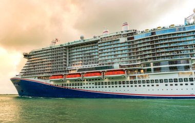 Miami, Florida, ABD - 16 Aralık 2024: Karnaval yolcu gemisi. Gemi turu ve deniz seyahati. Gemi Miami limanından kalkıyor. Karnaval yolcu gemisi seyahati. Yaz tatilinde gezmek.