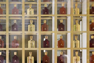 Miami, Florida, ABD - 16 Şubat 2025: Creed parfüm şişesi dükkanda. Moda kolonyası. Parfüm kokusu. Creed parfüm dükkanı. Creed Parfüm Evi Sergisi. Şişe parfümü Creed.