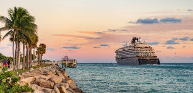 Miami, Florida, ABD - 24 Aralık 2024 Yaz Tatili Seyahati. Explora Seyahat yolcu gemisi. Gemi turu. Deniz yoluyla seyahat et. Gemi limandan ayrılıyor. Gün batımı gezisi. Keşfe çıkıyorum Gemi yolculuğuna çıkıyorum.
