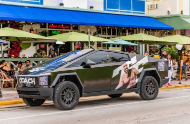 Miami, Florida, ABD - 17 Kasım 2024: Tesla Cybertruck 'ın arabası dışarıda park halinde. Tesla Cybertruck, yan görüş. Tesla Cybertruck 2024 elektrikli kamyonet, araba akordu. Tesla Cybertruck 'ın elektrikli arabası.