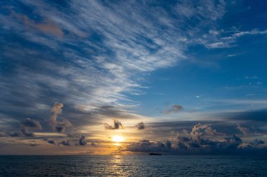 Sahilde romantik bir yaz tatili. Gün doğumu gökyüzü ufku. Gemi ile deniz batımı manzarası. Yaz tatilinde bulutlu gün batımı gökyüzü ve deniz manzarası. Deniz gündoğumuyla gökyüzü. Deniz doğasında sakin bir ufuk..