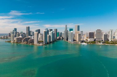 Miami gökdelen şehri. Miami şehrinin ufuk çizgisi Brickell anahtarı. Miami şehir merkezinde. Gökdelen binası. Şehir merkezindeki şehir manzarası. Seyahat güzergahı. Şehir mimarisi. Miami lüks silueti.