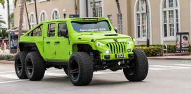 Miami, Florida, ABD - 20 Kasım 2024: Jeep Gladyatör Apocalypse Cehennem Ateşi 6x6 kamyonet. Yeşil kamyonet Jeep Gladyatörü. Araba Jeep Gladyatörü açık havada. Jeep Gladyatör Kıyameti Cehennem Ateşi 6x6.