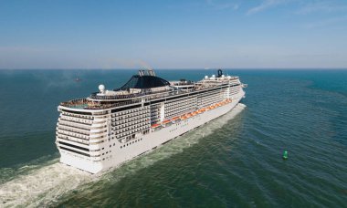 Gemi Miami limanından ayrılıyor. Seyahat güzergahı. Gemi seyahati. Tatilde olan bir yolcu gemisi. Gemi seyahati. Denizde seyahat et. Hava aracı manzaralı lüks bir yolcu gemisi. Manzaralı gezi.