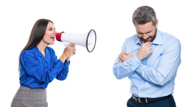 Patronun terfi konusunda ortağıyla anlaşmazlığı var. Anlaşmazlığı çözmek. Rekabet konsepti. İş çatışması. Hoparlörde çalışan bir kadına bağıran iş kadını beyazdan izole edilmiş. hakimiyet.