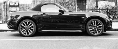 New York, ABD - 23 Nisan 2020 Fiat 124 Spider üstü açık araba, yan görüş.
