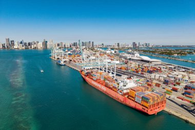 Miami, Florida, ABD - 20 Mart 2025: Kargo Hamburg Sud konteynır hizmetleri Miami 'de, hava manzaralı. Kargo gemisinde nakliye konteynırı. Kargo gemisi. Miami limanı. Konteyner gemisi.
