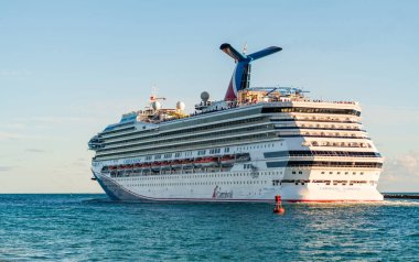 Miami, Florida, ABD - 24 Aralık 2024: Karnaval yolcu gemisi. Gemi turu ve seyahat. Gemi Miami limanından ayrılıyor. Tatil turu. Karnaval Gündoğumu yolcu gemisi yolculuğu. Yaz tatilinde gezmek.