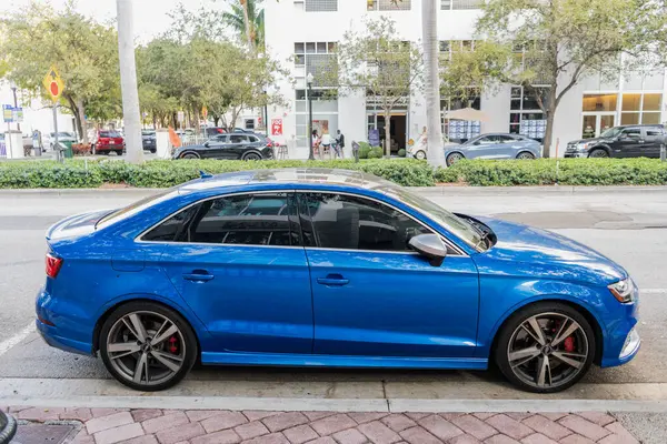 Miami, Florida, ABD - 05 Aralık 2024 Audi RS3 Sport Hatchback otomobili. Audi RS3 'ün lüks arabası. Audi RS3 'ün arabası dışarıda park edilmiş. Audi RS3 mavi renk, kenar görünüm.