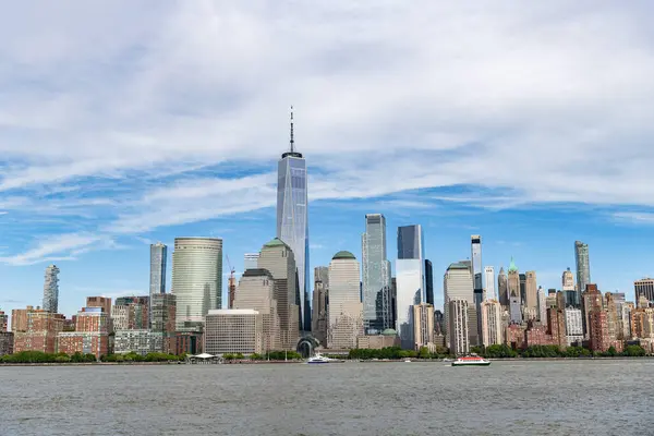 New York, Birleşik Devletler. Manhattan 'ın ortasındaki New York şehrinin silüeti. ABD, New York, New York, Manhattan. Aşağı Manhattan silueti. New Jersey 'den New York. Manhattan şehir merkezi. Amerikan finans merkezi