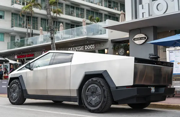 Miami, Florida, ABD - 06 Aralık 2024 Tesla Cybertruck elektrikli kamyonet vagonu. Tesla Cybertruck 'ın elektrikli arabası. Tesla Cybertruck 'ın arabası dışarıda park edilmiş. Tesla Cybertruck, köşe manzaralı..