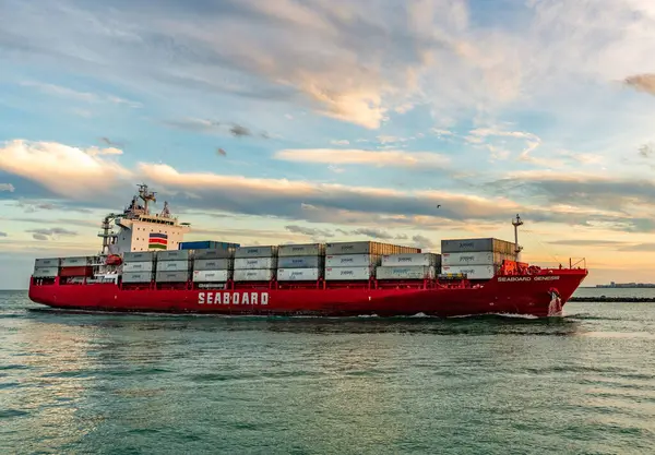 Miami, Florida, ABD - 3 Ocak 2025: Hava kargo gemisi limana giriyor. Konteyner gemisi. Kargo gemisi Seaboard Genesis ve konteynır Miami 'de. Yük konteynırı kargo gemisine yüklendi. Miami Limanı.