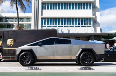 Miami, Florida, ABD - 09 Aralık 2024 Tesla Cybertruck elektrikli kamyonet vagonu. Tesla Cybertruck 'ın elektrikli arabası. Tesla Cybertruck 'ın arabası dışarıda park edilmiş. Tesla Cybertruck, yan görüş.
