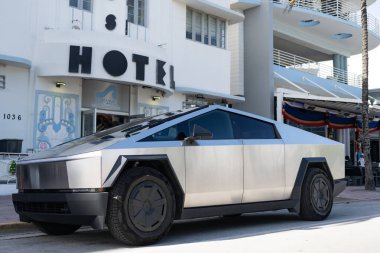 Miami, Florida, ABD - 17 Aralık 2024 Tesla Cybertruck elektrikli kamyonet vagonu. Tesla Cybertruck 'ın elektrikli arabası. Tesla Cybertruck 'ın arabası dışarıda park edilmiş. Tesla Cybertruck, köşe manzaralı..