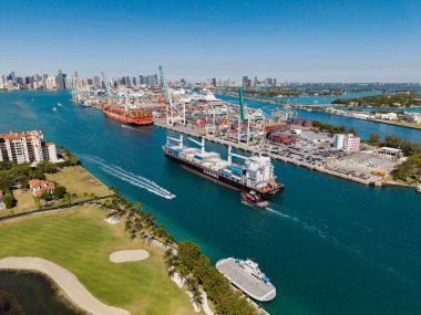 Miami, Florida, ABD - 20 Mart 2025: Kargo Seaboard Explorer konteynır gemisi, ihracat. Yük konteynırı kargo gemisi ve römorkör. Kargo gemisi. Miami limanı. Konteynır Monrovia gemisi.