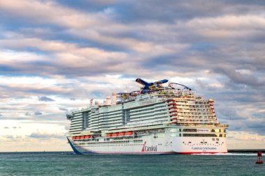 Miami, Florida, ABD - 23 Aralık 2024: Karnaval yolcu gemisi yolculuğu. Yaz tatilinde gemi turu. Karnaval yolcu gemisi. Gemi turu ve deniz seyahati. Gemi Miami sahil limanından ayrılıyor..