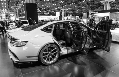 New York City, ABD - 27 Mart 2024: Genesis G80 Magma özel lüks spor araba açık kapıları New York Uluslararası Otomobil Fuarı, yan görüş.