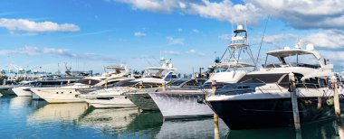 Yaz tatili. Lüks marina. Sefer teknesi denizde yüzüyor. Tekne turizmi. Deniz marinası. Lüks yat marinası. Lüks bir yat limanında. Lüks bir yaşam tarzı. Çarpıcı görünüm.