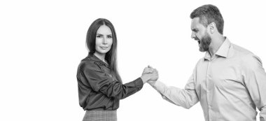 Bilek güreşinde yarışan iki iş adamı beyaza izole edilmiş. Ofiste karşılaşma. İş rakipleri bilek güreşi yapıyor. Liderlik için rekabet. İş rekabeti. Boşluğu kopyala.