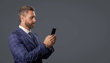 Telefon kullanan bir iş adamı. Gri yolda insan telefonu görüşmesi izole edildi. İş adamı sohbeti. İş adamı mesajlaşması ve mesajı. Sosyal ağ. Telefonu olan İspanyol bir iş adamı. Alan reklamını kopyala.