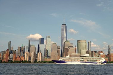 Manhattan 'da gemi turu. New York Manhattan 'ın Skyline' ı Hudson Nehri yolcu gemisiyle seyahat ediyor.