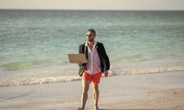 Hafta sonu ve iş adamının uzaktan bağımsız çalışması. Vücudunu şarj et. Serbest konsept ve yaz seyahati. İş adamı yaz tatili. Uzaktan kumandalı takım elbiseli iş adamı.