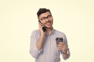 Kahve molası. İş iletişimi. Adam iş konuşuyor. Telefon var. İş adamı iletişim için telefonu kullanıyor. Kahveli bir iş adamı beyazın üstüne izole edilmiş. Empatik iletişim.