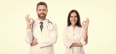 Sağlık doktoru beyazı izole etti. İlaç ve sağlık sigortası. Doktor reklamını göster, tamam. Tıbbi servis reklamı. Tıp hastanesinde iki hemşire ve doktor. Tıbbi reklam kampanyası.