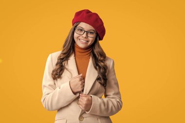 Sonbahar sezonu. Sonbaharda tarz sahibi bir kız. Gençlik modelinin sonbahar havası. Sonbahar moda kızı sarıda izole edilmiş. Moda ve şık bir kız. Gözlüklü ve bereli sonbahar kızı. Sonbahar renk paleti.