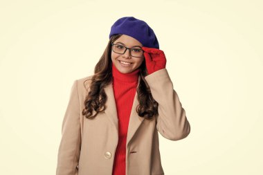 Beyazlar içinde izole edilmiş genç öğrenciler için göz giysisi. Gözlüklü şık. Sonbahar için moda tarzı. Genç kız gözlüklü bak. Sonbahar moda tarzı. Gözlüklü şık bir genç kız. Sonbahar trendi. Buraya bak..