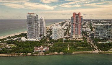 Havadan yüksek bina. Miami Plajı 'ndaki gökdelenli şehir manzarası. Skyline marina havacılık şehri manzarası. Miami güney plajının şehir manzarası. Miami şehir merkezinde modern gökdelenleri olan Florida.