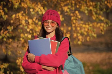 Bilgi ve eğitim. Eylül 'ün 1' inde, Eylül 'de sonbahar doğası. Sonbaharda liseli kız ders çalışıyor. Modern okulda eğitim. Sonbahar stili, okula giden genç bir kız. Eylül havası.