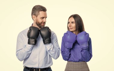 Beyazlara izole edilmiş boks eldivenli iş adamları. İş rekabeti. Fiyat savaşlarına katıldım. İş ortakları arasındaki şirket rekabeti. İş adamları savaşmaya hazır. çalışma yarışması.