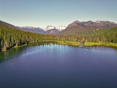 Washington 'daki Cooper Gölü. Cooper Gölü 'nün popüler doğa yürüyüşü. Cooper gölü ve dağ manzarası. Cooper Gölü 'nün dağ ve orman manzarası. Doğa manzarası.