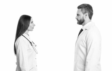 Hastanedeki doktor. Tıp alanında iki doktor. Steteskobu olan doktor beyaza izole edilmiş. Beyaz önlüklü profesyonel doktor ve tıp kadını. İlaç ve sağlık sigortası. Uzman doktor..