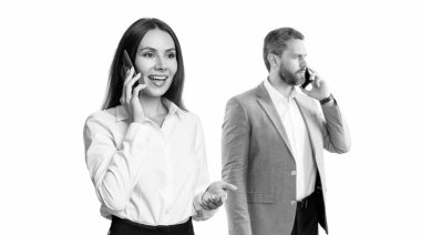 İş adamları konuşmak için telefon kullanıyor. Ofiste iş görüşmesi. İş görüşmesi çağrısı. İş arkadaşına telefon et. Telefonda konuşan iş adamları beyazlar üzerinde izole edilmiş. Yoğun çalışma günü.
