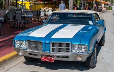 Miami, Florida, ABD - 06 Aralık 2024: Oldsmobile Cutlass Supreme 442 retro car. Oldsmobile Cutlass Supreme 'in eski arabası. Araba Oldsmobile Cutlass dışarı park etmiş. Oldsmobile Cutlass, köşe görünümü.